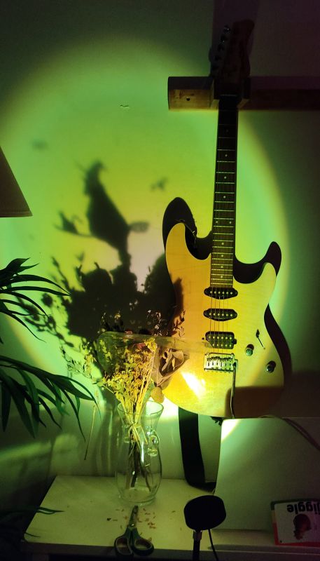 그려준 그림뒤로 선셋조명을 빛춰 하얀벽에 달과 마녀그림자 가 날아드는것 같은 느낌이 들게 만들어놓음