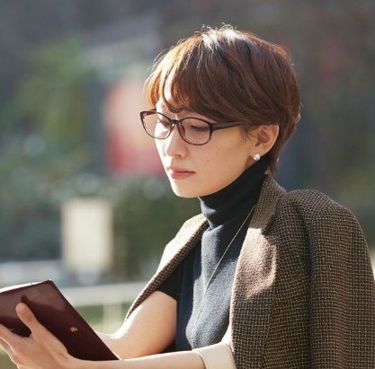 책을 보는 안경 쓴 여자