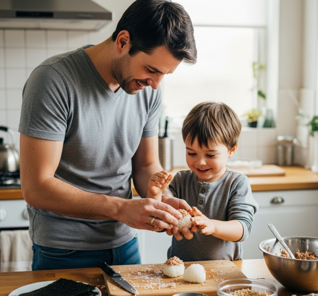 아이랑 아빠가 참치마요 주먹밥을 만들고 있는 사진