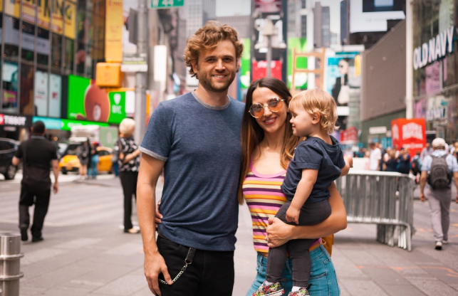 뉴욕 맨해튼 여행 옷차림 완벽 가이드 , What to wear in New York 뉴욕여행온 가족 아빠, 아이를 안고 있는 엄마