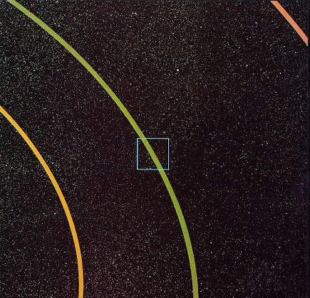 지상 100,000,000킬로미터 상공에서 바라본 태양계의 일부. 어두운 우주 공간을 배경으로 세 개의 곡선 궤도가 화면을 가로지른다. 가운데 초록색 궤도는 지구의 공전 궤도이고, 그 안쪽과 바깥쪽에는 각각 다른 행성들의 궤도(예: 금성, 화성)가 주황빛으로 나타나 있다. 수많은 별들이 배경에 흩어져 있으며, 이제 행성조차 점으로만 인식될 만큼 거리감이 극대화된 시점이다.