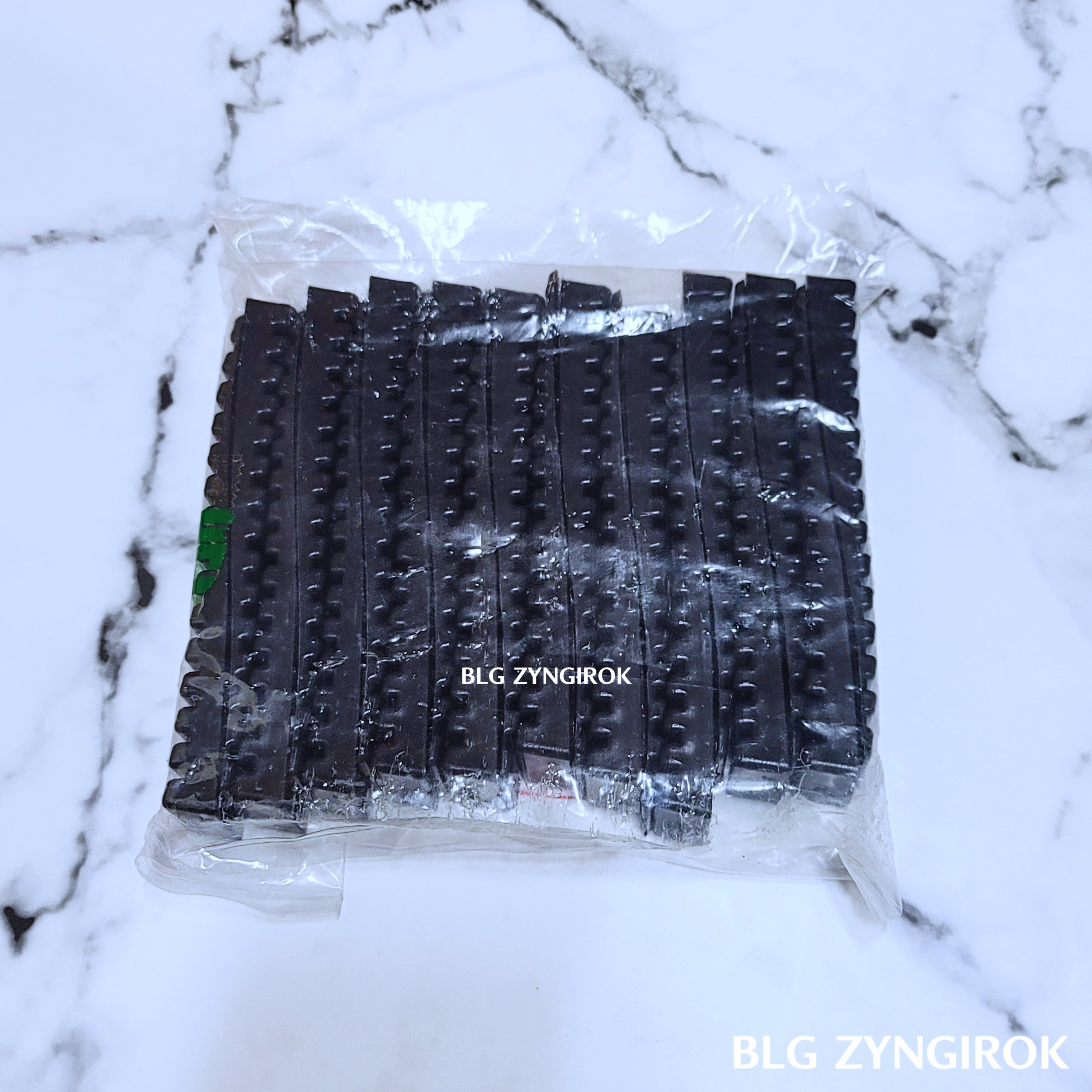 샷시 시공을 위한 삼각 쐐기가 테이블 위에 놓여있다.