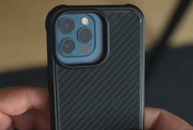 아이폰13프로 케이스에 아이폰12프로를 끼운모습과 아이폰13프로와 아이폰12프로를 포개서 비교한 모습(출처 맥루머)