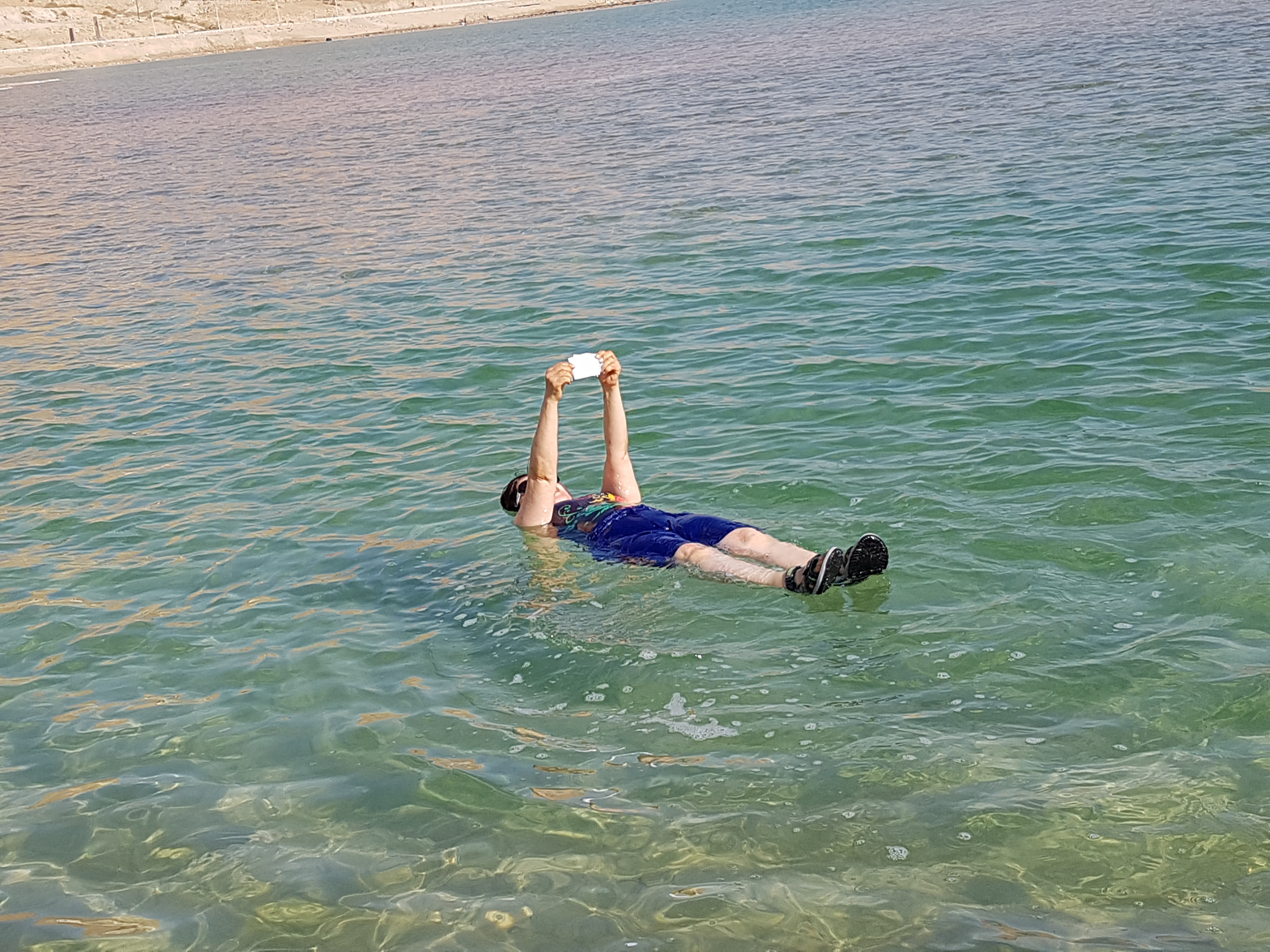 몸이 물위로 둥둥 뜨는 사해호수