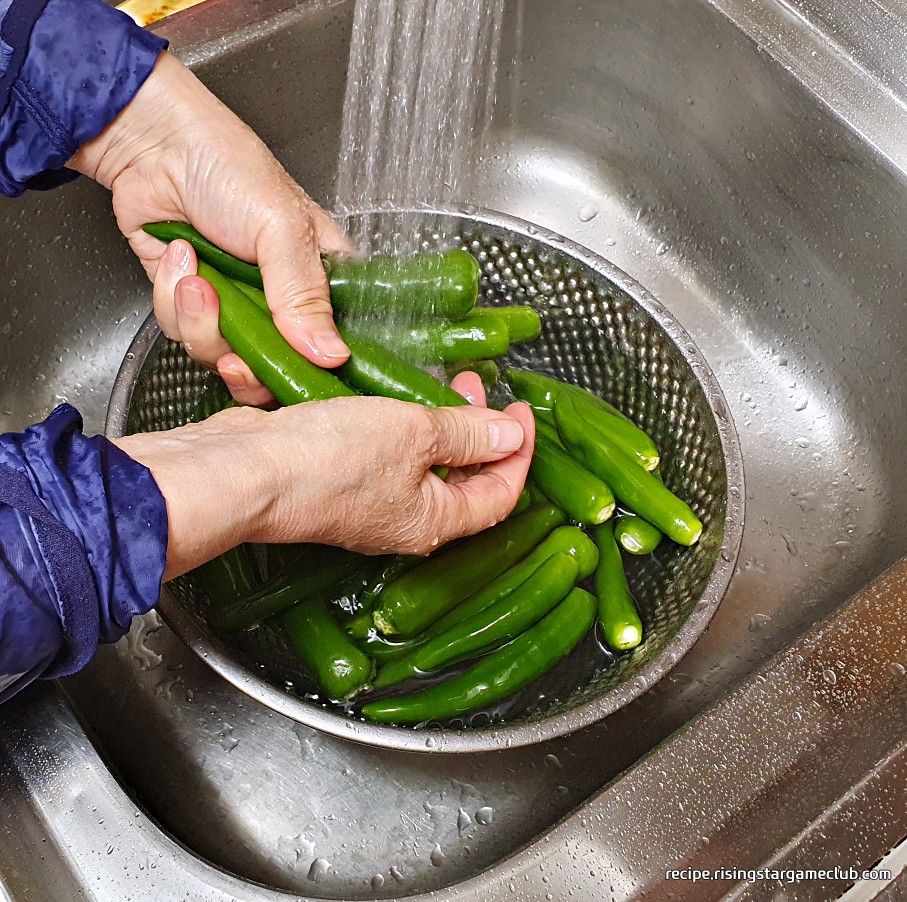풋고추 된장무침에 들어갈 풋고추를 흐르는 물에 세척하는 사진