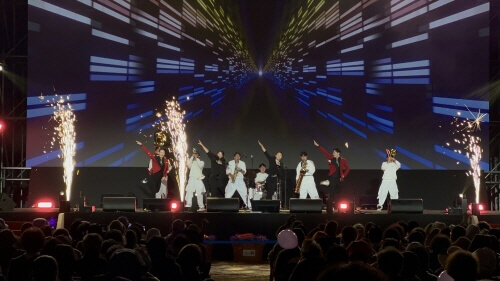 화려한 조명과 특수효과가 어우러진 서울광장 메인무대에서 댄스 퍼포먼스를 선보이는 팀&amp;#44; 관객들이 공연을 집중해서 관람 중