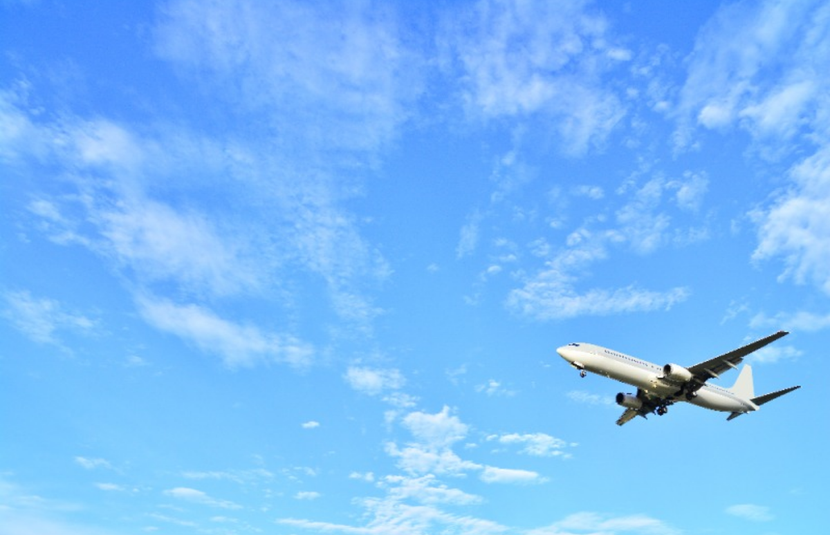 상공에서 날고 있는 비행기의 모습