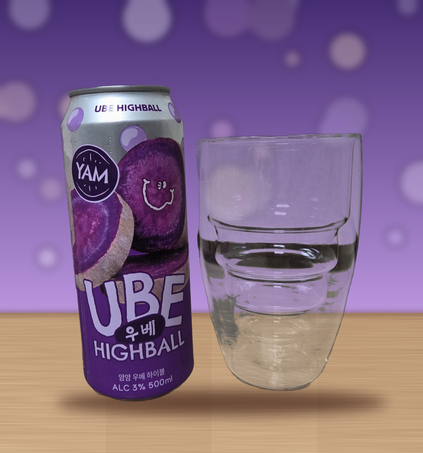 얌얌 우베 하이볼 500ml 캔과 빈 잔