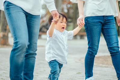 손잡고 우는 아이