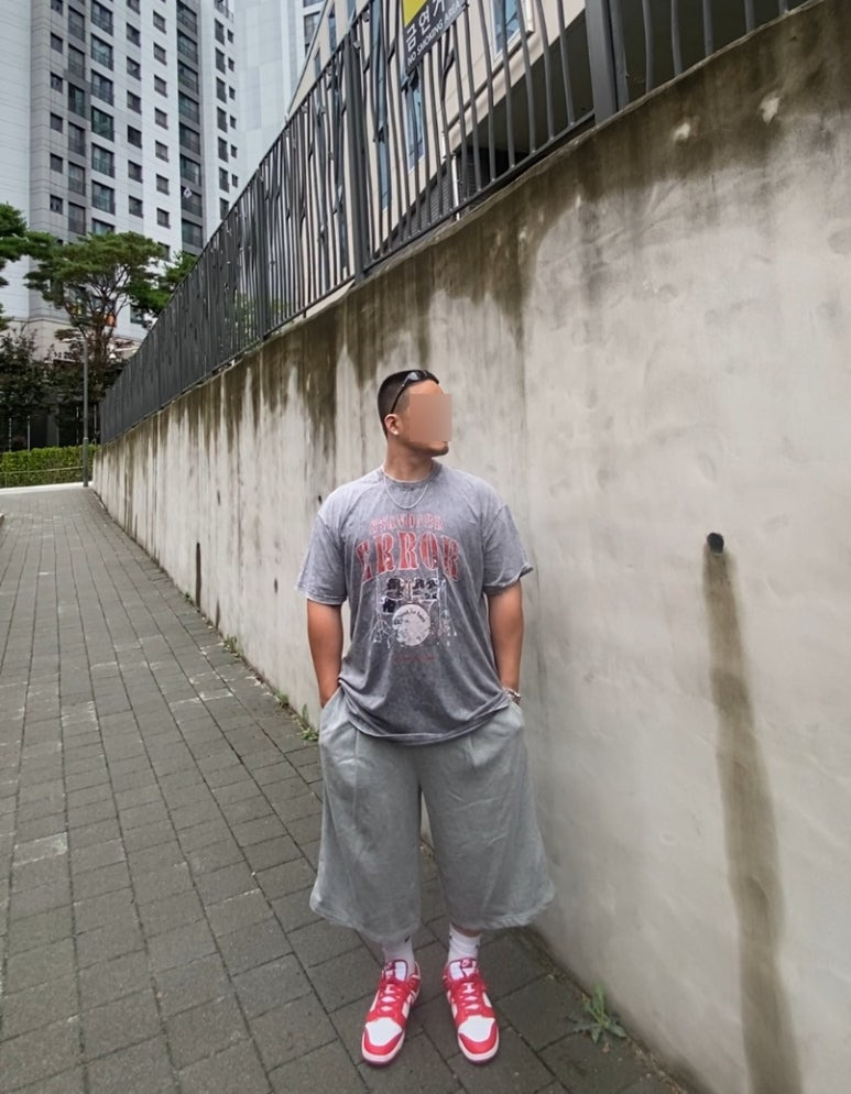 데일리룩('26. 8. 22.)오클리 선글라스 아이자켓 리덕스, 스탠다드에러 빈티지 피그먼트 티셔츠, 무신사스탠다드 와이드 버뮤다 팬츠, 나이키덩크로우 레트로 화이트 유니버시티레드