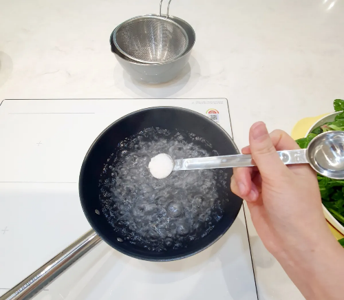 끓는물에-소금-넣기