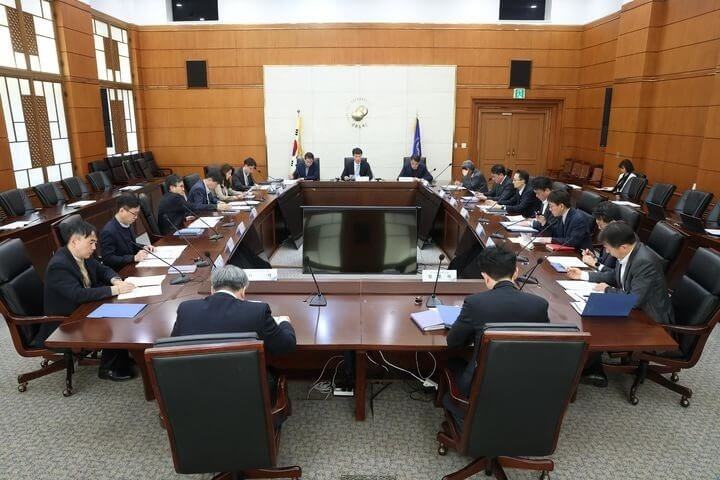 김병환 금융위원장, 금융상황점검회의 통해 자금지원 총력 당부