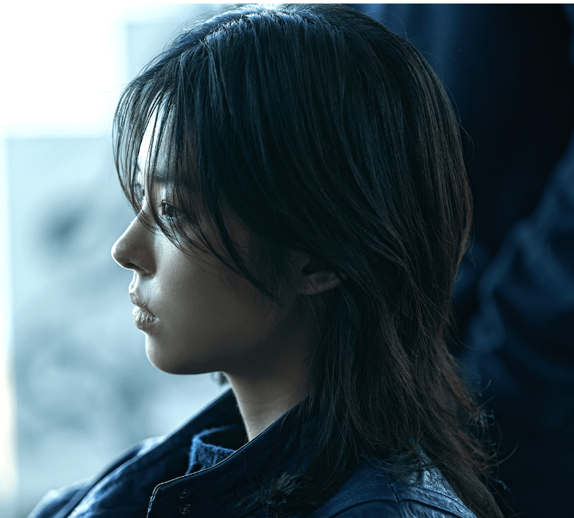 조현이-정면을-응시하는-장면