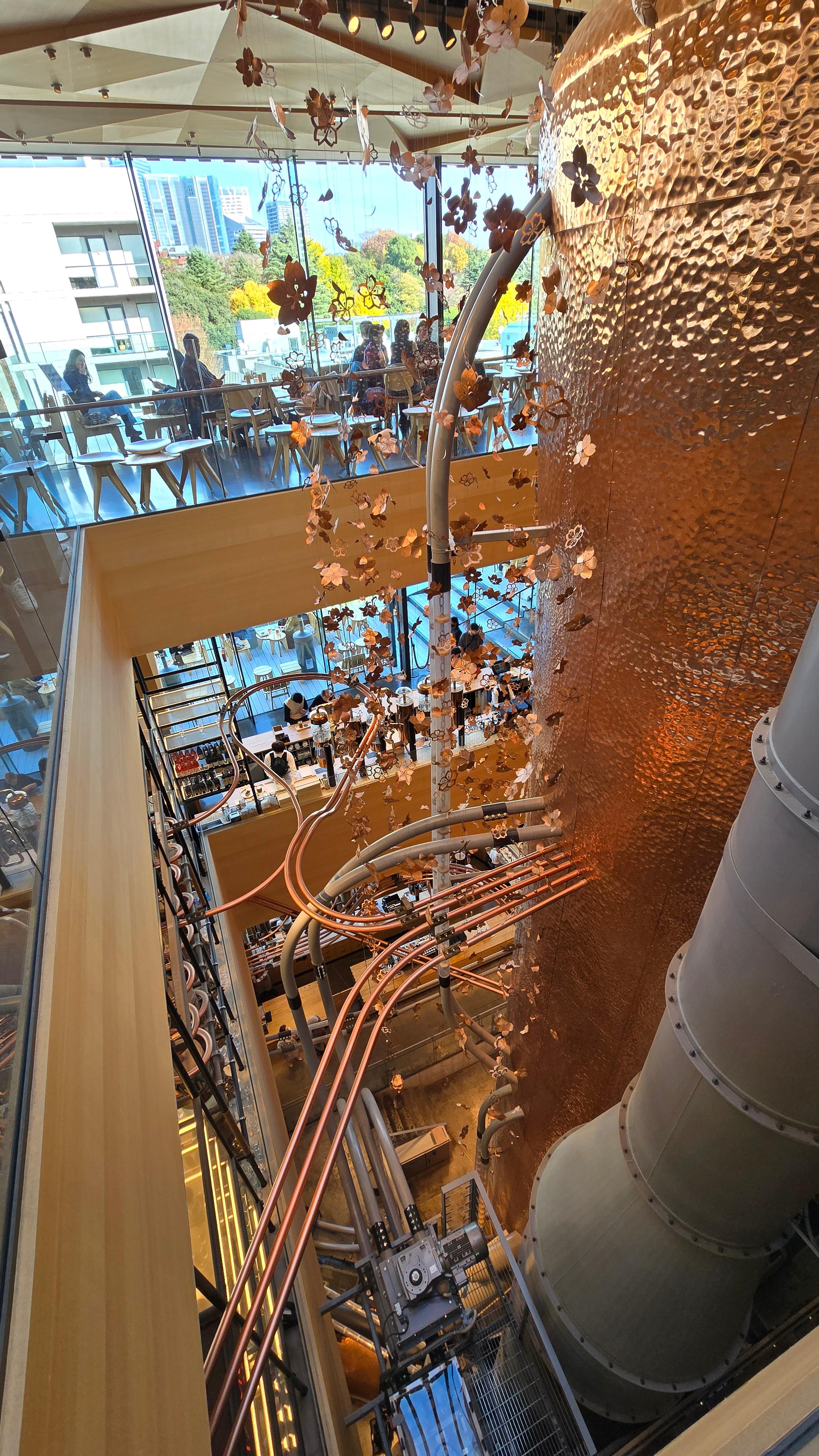 스타벅스 리저브 로스터리 도쿄, 구리 캐스크와 파이프라인이 연결된 인상적인 내부 구조