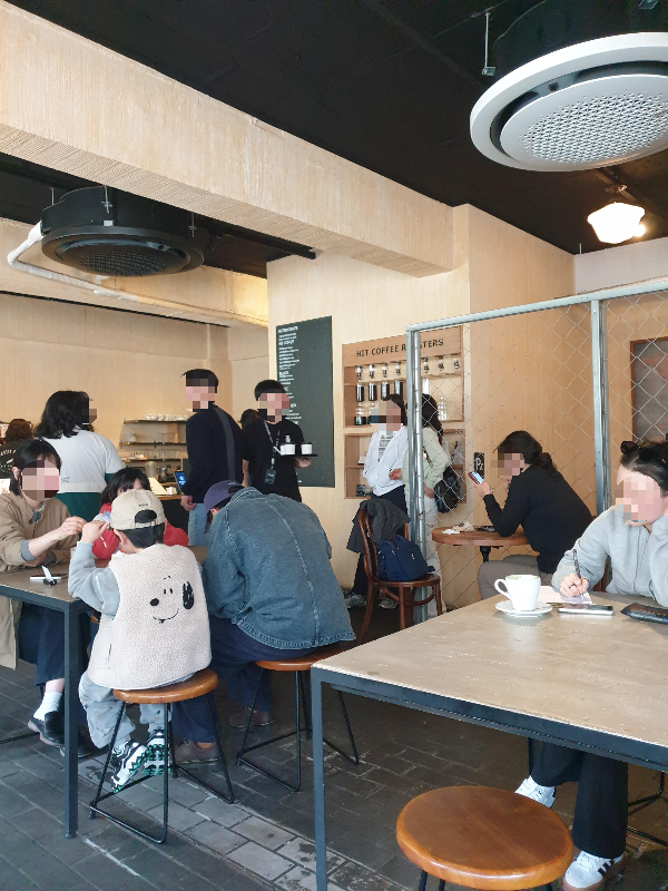 검은 바닥과 천장 그리고 우드 재질 테이블