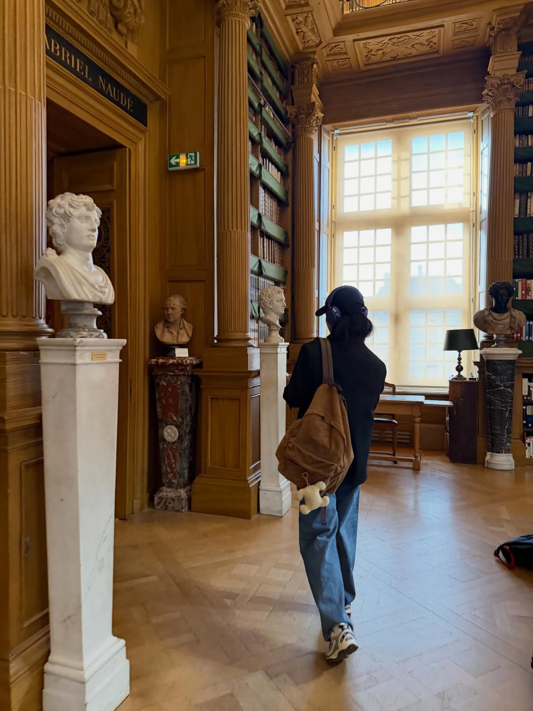 클래식한 데님 코디에 뉴발란스 실버 운동화를 신어 청순하면서도 트렌디한 매력을 뽐내는 수지