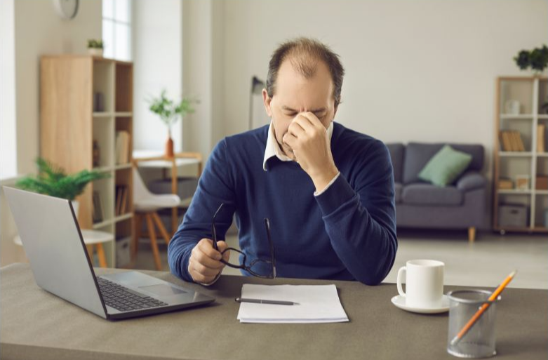 피곤함에 지친 사람 모습