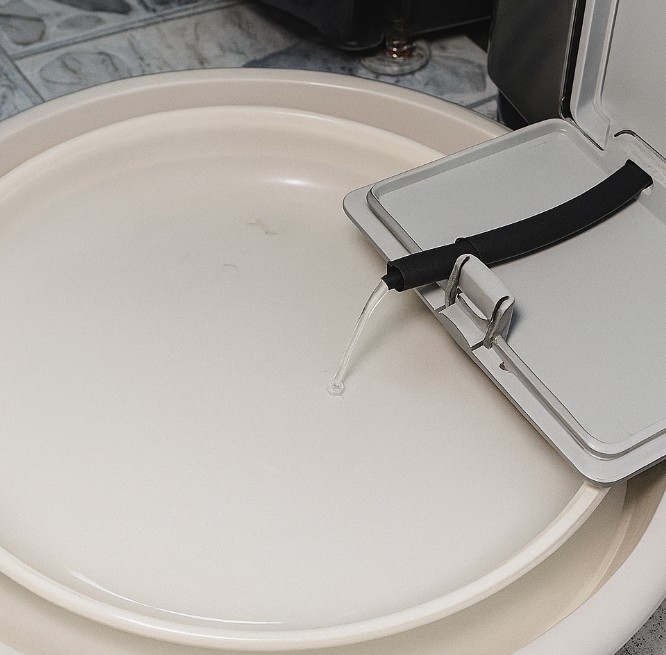 잔수호스로 물을 빼는 모습