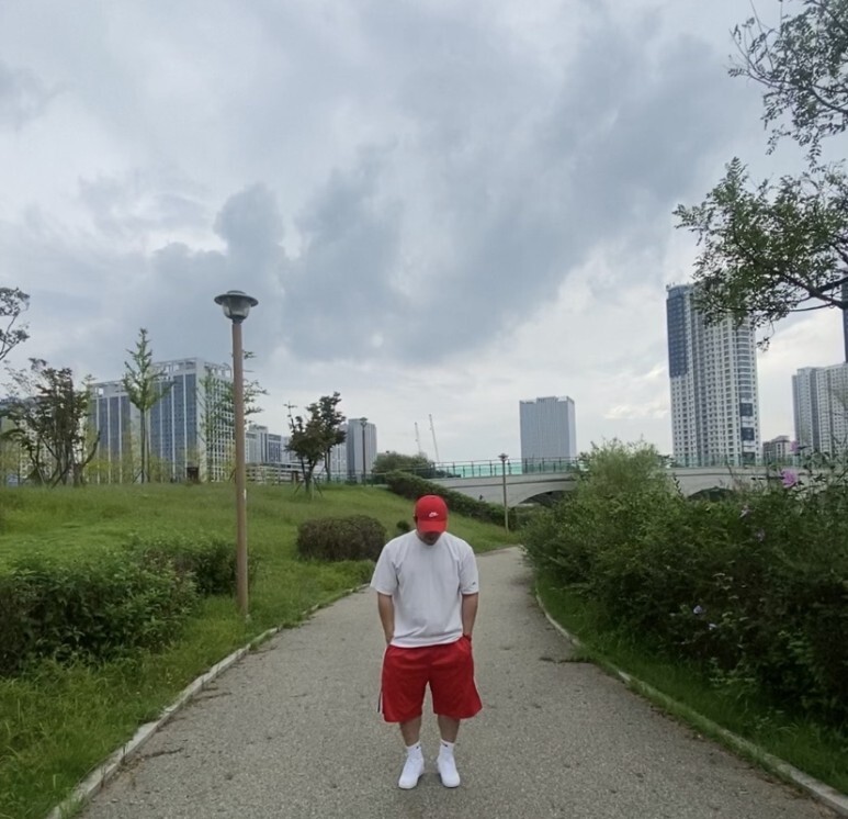 데일리룩(오뭘입)나이키볼캡 헤리티지퓨츄라 86레드, 어커버반팔, 삼칠칠플레이스 와이드숏팬츠, 나이키 코트비전로우, 빈티지패션, 데일리룩, 남자데일리코디, 남자데일리패션, ootd