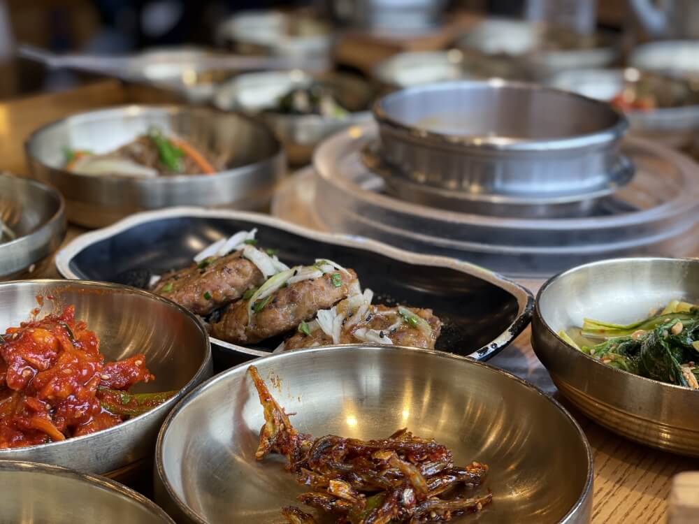 해와달-한정식-떡갈비-및-밑반찬-모습