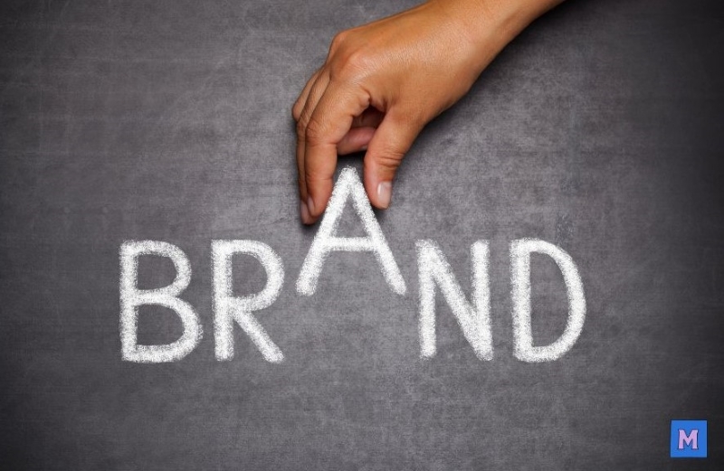 AI 시대 청년 창업가의 개인 브랜딩 전략을 상징하는 BRAND 글자와 손 이미지 via canva