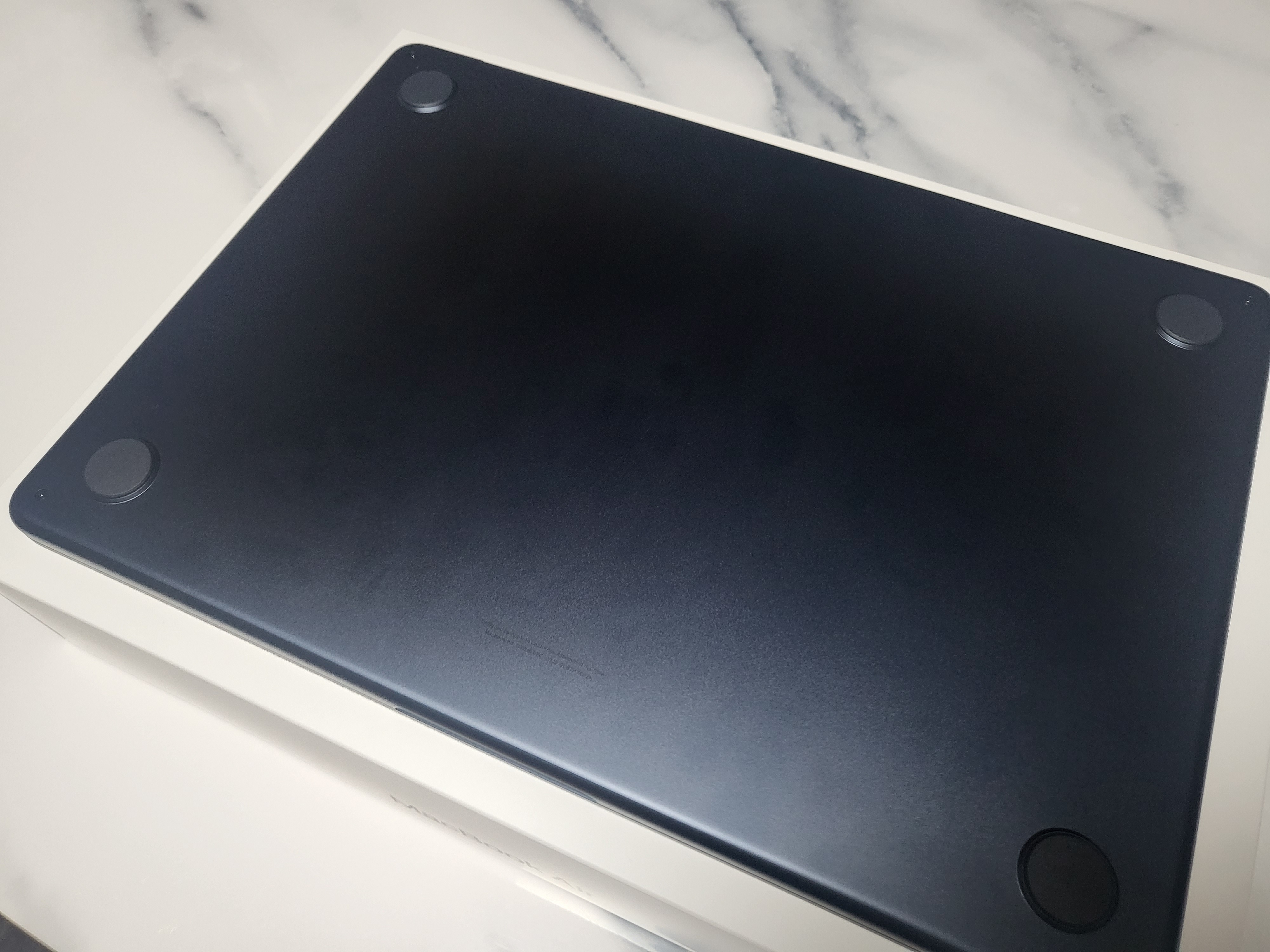 애플 2022 맥북에어 본체 뒷면