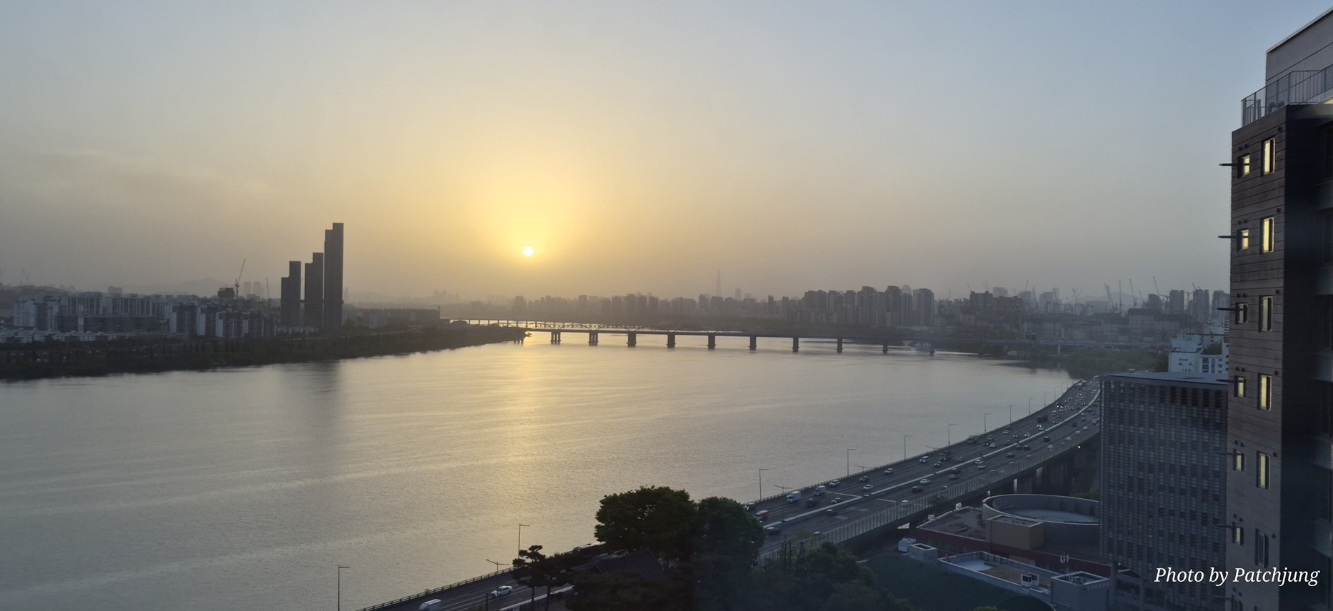 흑석동 아크로리버하임에서 바라본 4월 21일 아침 한강 일출 전경