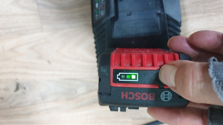 보쉬 18V 6A 배터리 리필 완료