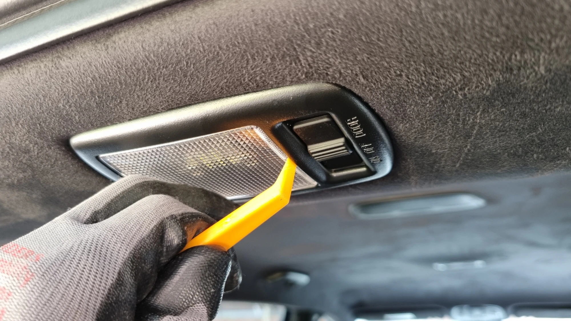 트렁크 조명 커버 여는 방법