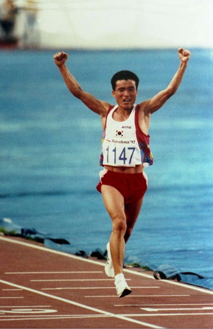 1992년 8월 9일 열린 바르셀로나 올림픽에서 금메달을 획득한 황영조 선수의 모습