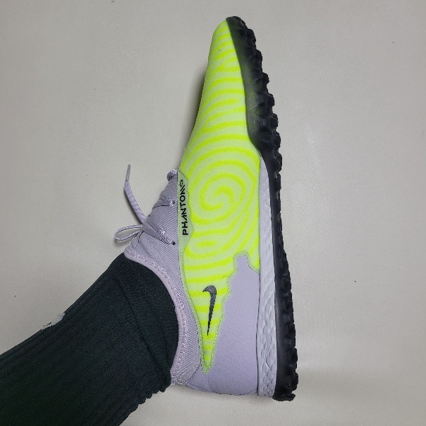 나이키 팬텀GX 프로 TF 발등 높은 사람 실착 사진으로 무리 없음을 보여주는 사진