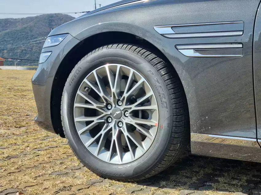 G80 기본형에 꽂힌 18인치 휠 타이어입니다.