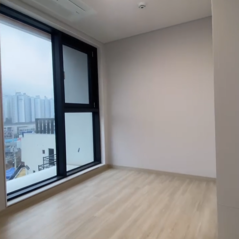 방에 통유리로 되어 있어 밖에 잘 보이며&amp;#44; 햇살이 잘 들어 온다.