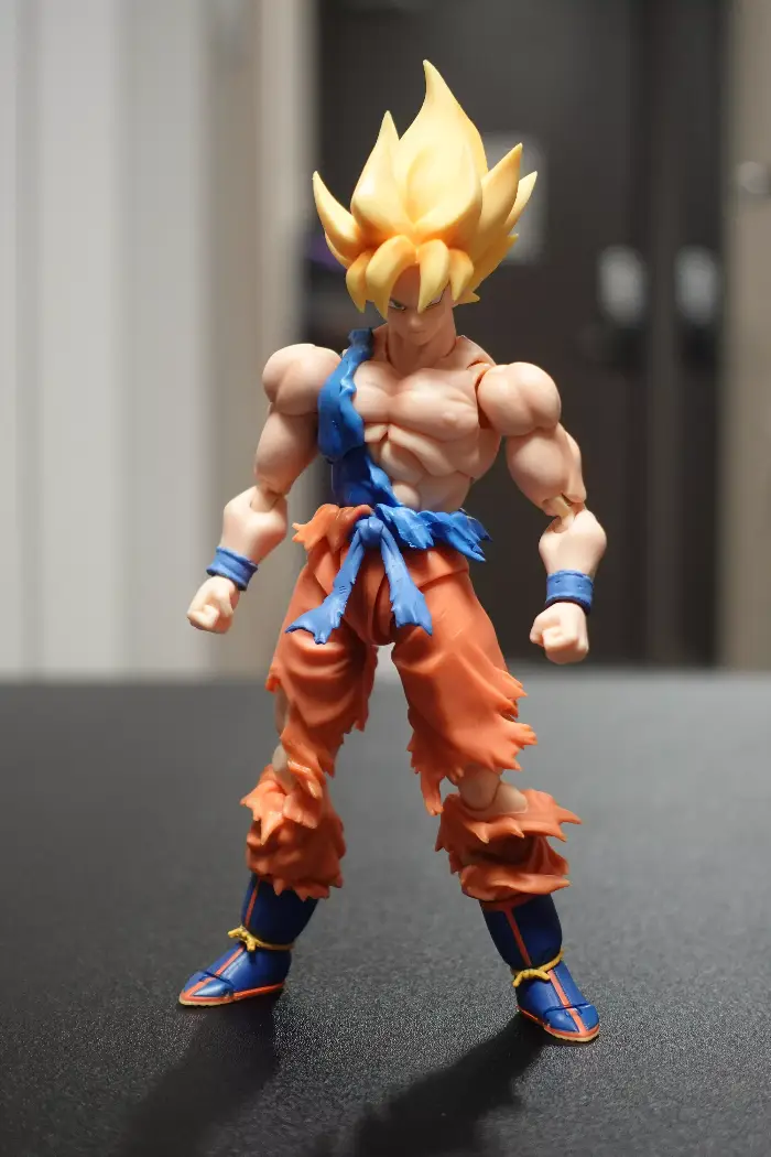 손오공-피규어를-원룸에-기본적으로-설치된-천장조명으로-촬영한-사진