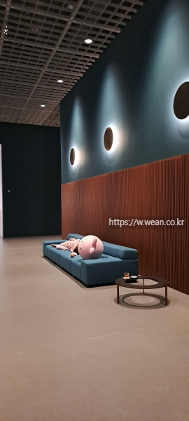 쇼파에 누운 사람 작품