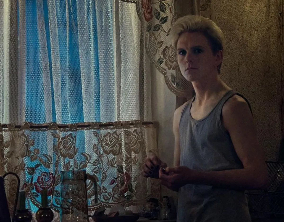 창문앞에-서있는-레우리스