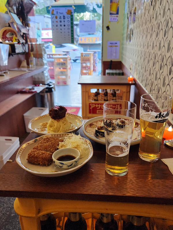 문래동_미츠바_음식과_창밖_배경