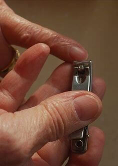 손톱깍기로-조심해서-손톱을-깍고-있는-모습