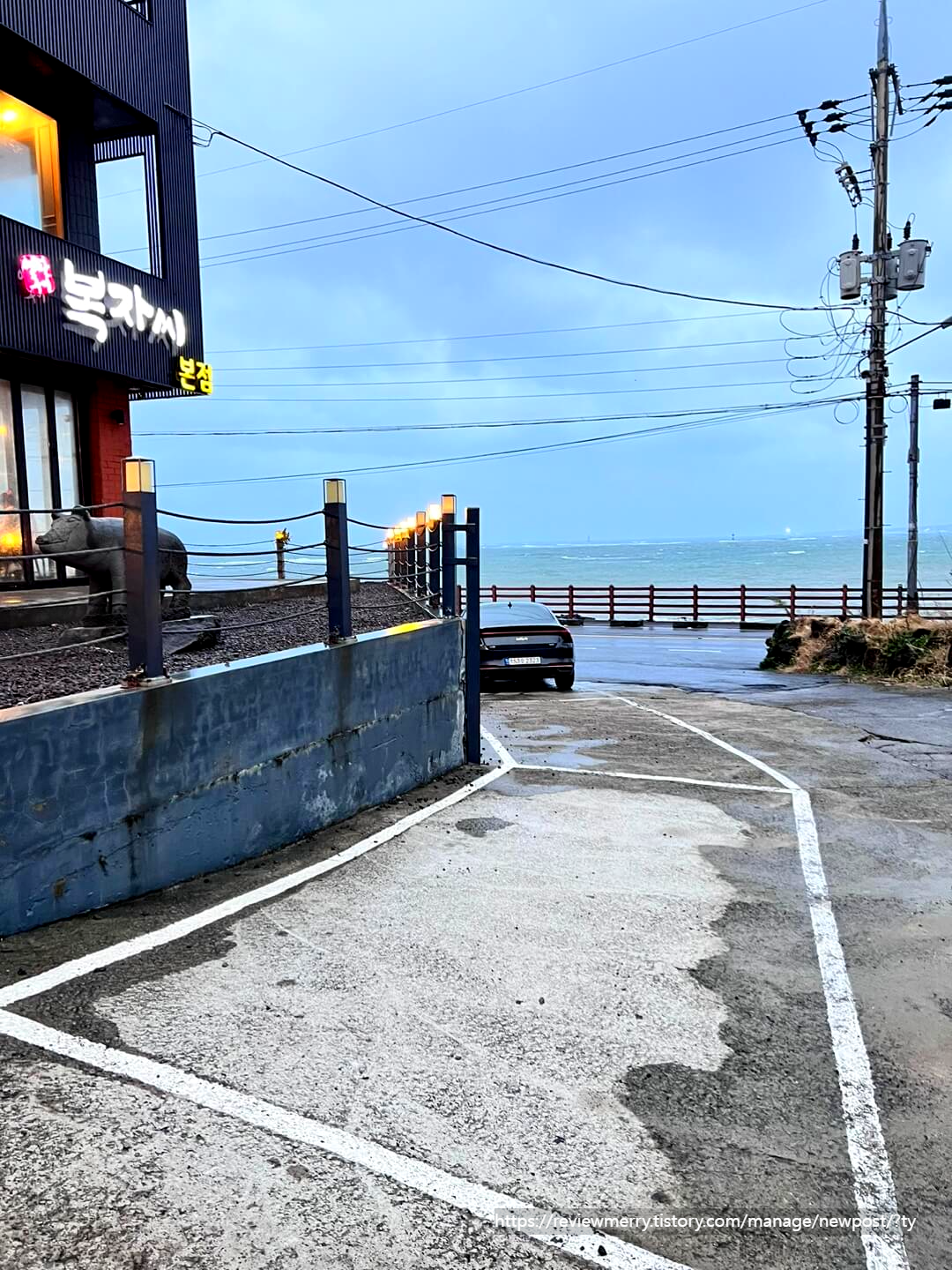 건물 옆 주차장