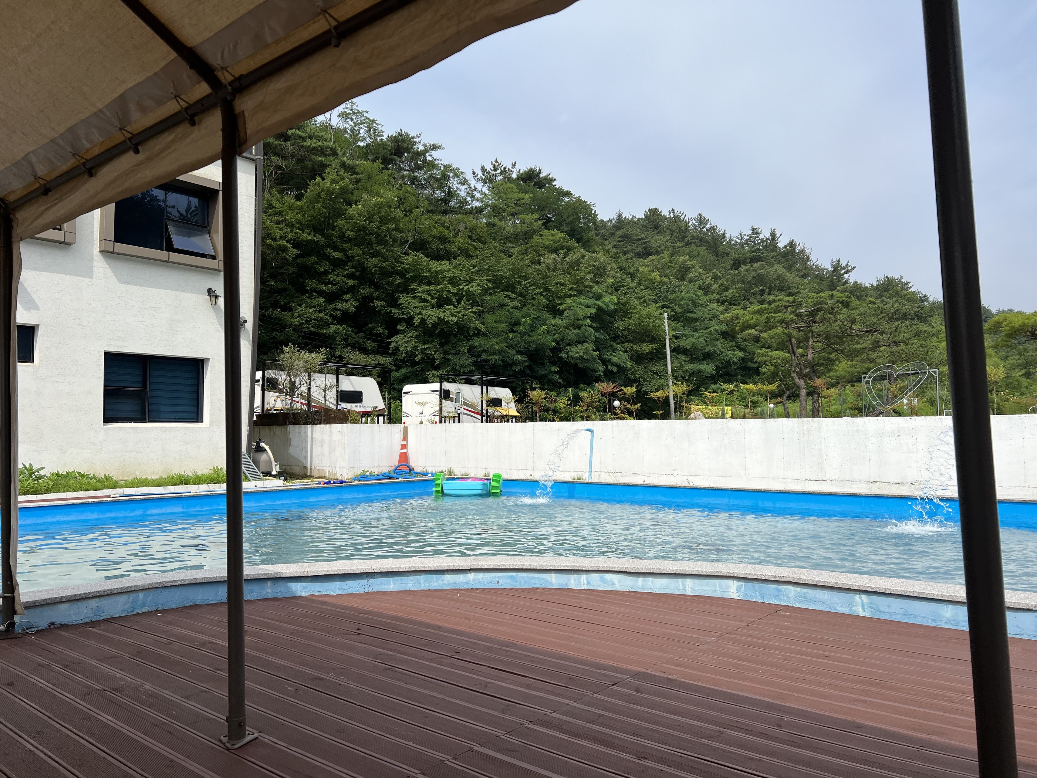 경주 벤투스 키즈 풀빌라 야외 수영장 사진