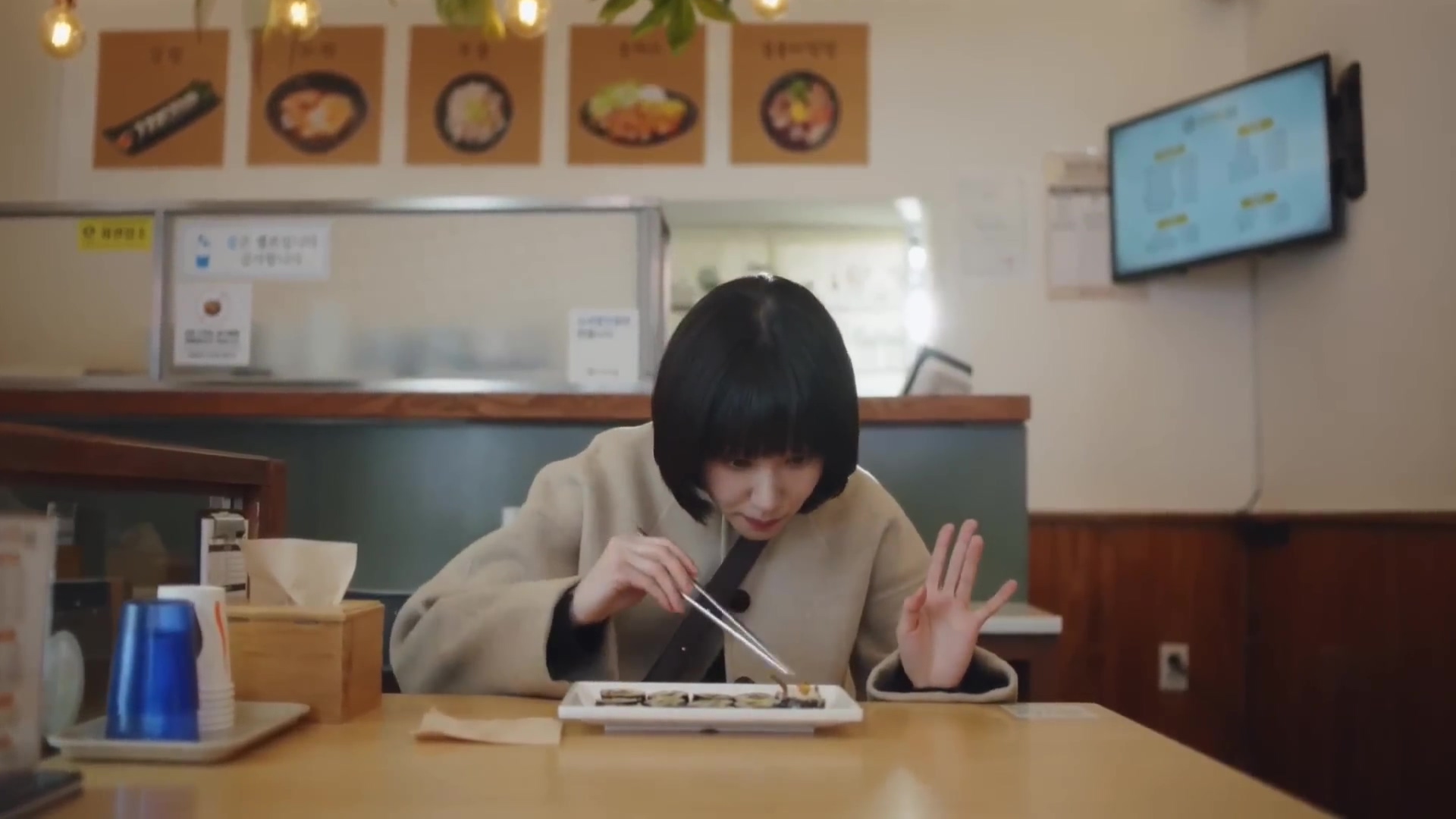아침식사를 하는 우영우