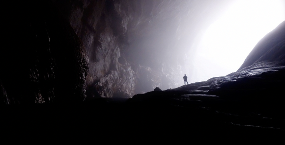 다크나이트 라이즈, 죽음의 동굴 브루스 웨인 두려움 탈출의 동기