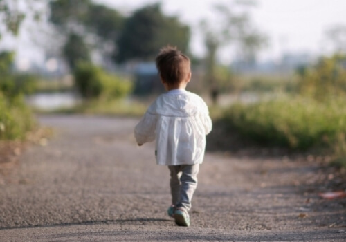 귀여운-아이의-뛰어다니는-뒷모습