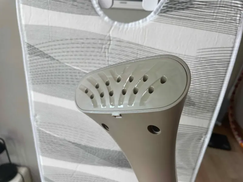 스팀다리미 헤드 모습(스팀 나오는 곳)