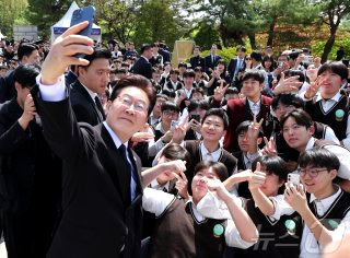 이 대통령 4·19 정신 민주묘지 참석(영상)