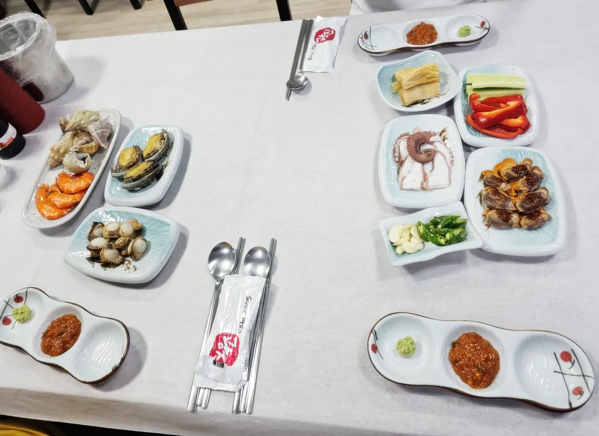 거제도-고현시장-칠천도횟집-상차림-전체-쓰께다시-반찬