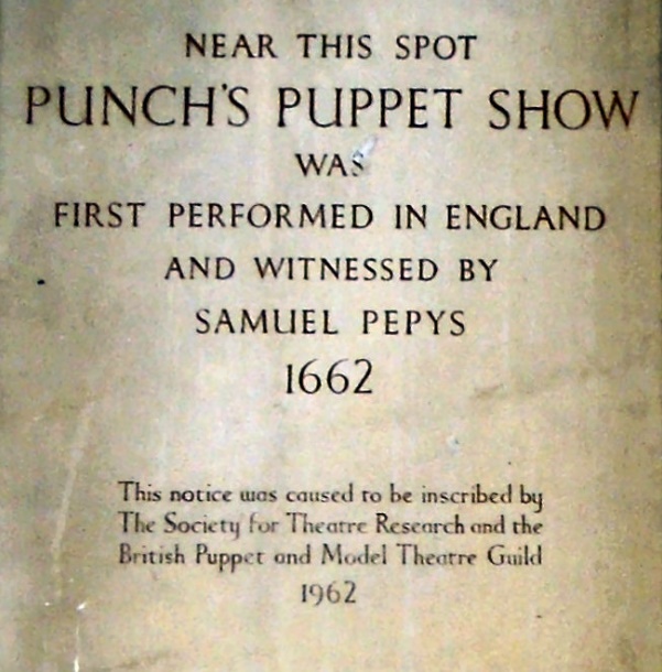 코벤트 가든의 세인트 폴 (St Paul 's)에서 펀치 (Punch)와 주디 (Judy)의 첫 번째 녹음 된 공연을 기념하는 명판 - 출처 위키피디아