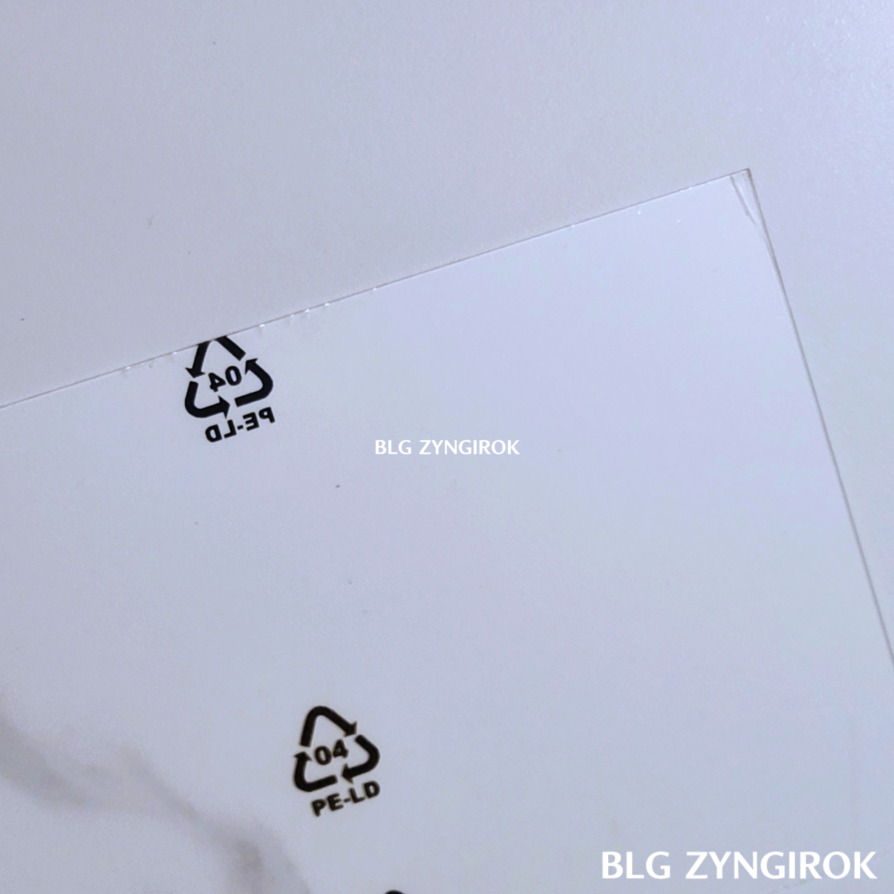 보호필름이-붙어있는-아크릴-모습이다.