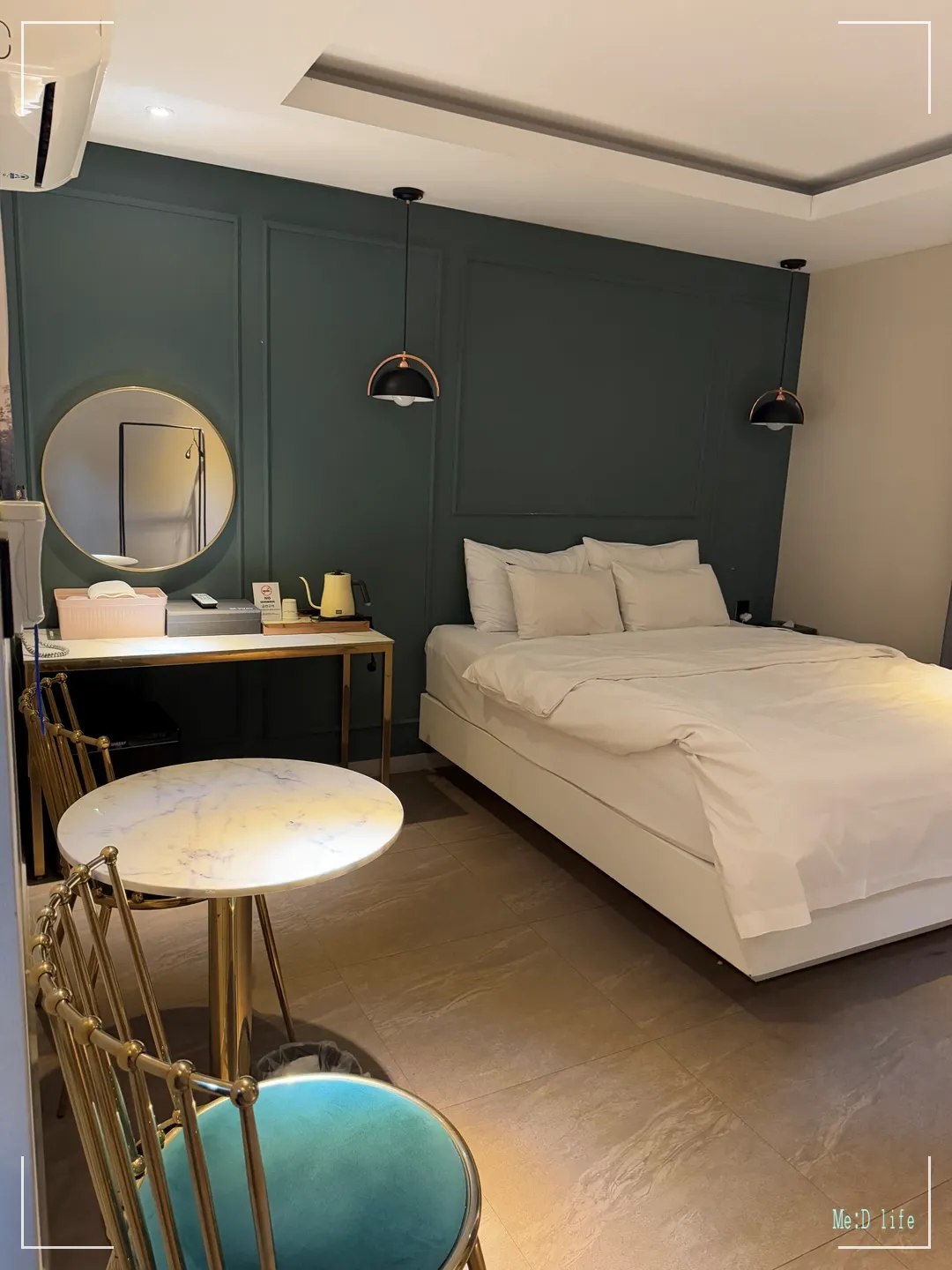 녹스호텔-천안-두정동-두정역-화장대-테이블-침대-수건-조명-에어컨