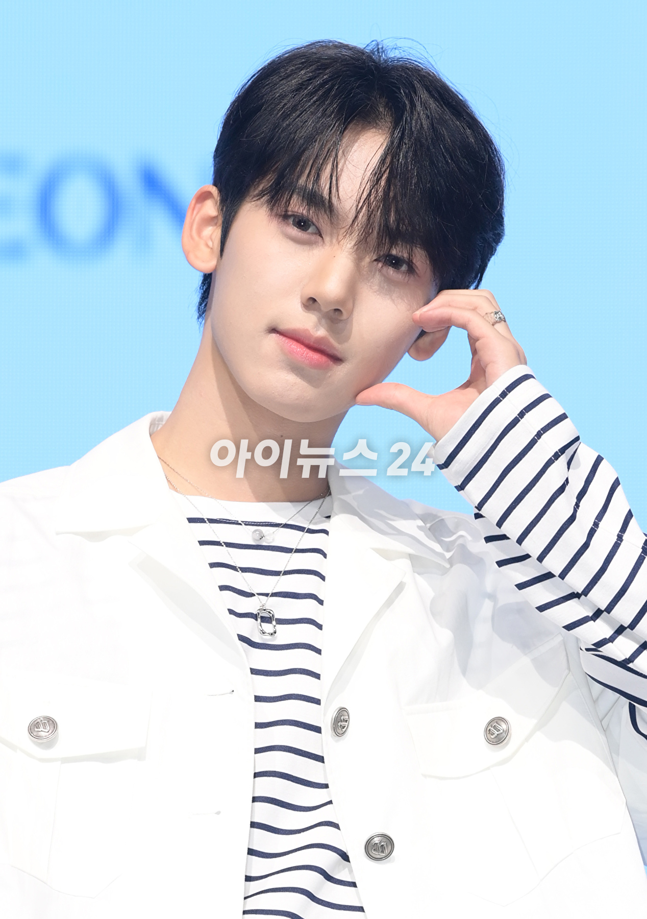 그룹 제로베이스원 한유진이 10일 오후 서울 광진구 광장동 예스24라이브홀에서 열린 제로베이스원(ZEROBASEONE) 데뷔 쇼케이스에서 멋진 무대를 선보이고 있다. [사진=정소희 기자]